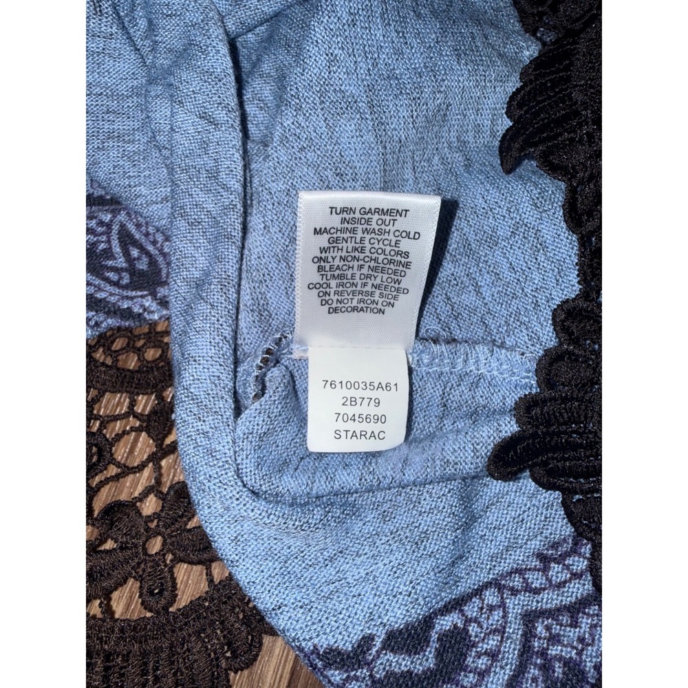 Live and Let Live Blue Paisley Damask Crochet Lace Hem Top Womens Medium STARAC - Picture 3 of 7